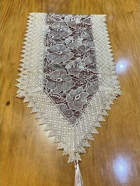 Cream Lace Floral Table Runner - 6 seaters